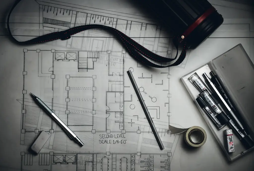 Plans d'architecture sur une table de travail